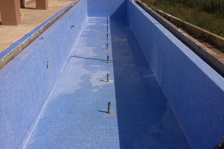 Piscină privată pregătită pentru sezonul rece cu prelată de protecție