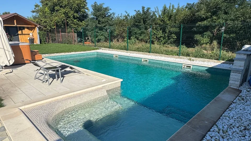 Detaliu mozaic vitroceramic albastru într-o piscină din beton
